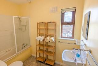 Peaceful 2-Bedroom Tramore Home with Wood Burning Stove and Sunny Balcony, Short Walk to Beach, Pet Friendly - 6