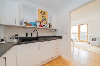 Chic Central London Flat with Balcony - 5