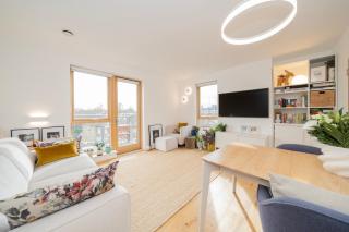 Chic Central London Flat with Balcony - 0