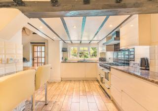 Beautiful Thatched Cottage with Outdoor Pool, Secure Garden, Dog & Family Friendly! Chichester Holiday Properties - 8