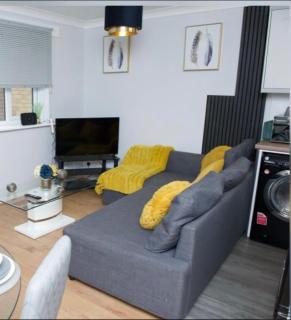 Charming City Apartment in Grays - 7