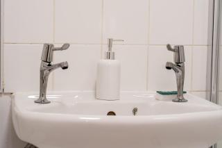 Comfortable Stay for 3 | 2BR | Free Parking - 6