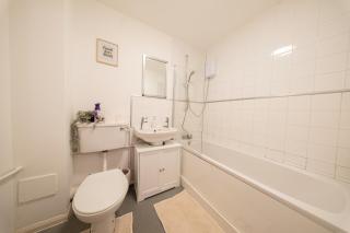 Comfortable Stay for 3 | 2BR | Free Parking - 2