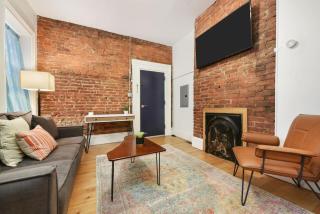 Beautiful Brick Space Minutes to Everything! - 9