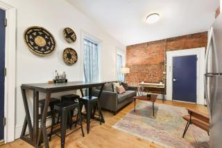 Beautiful Brick Space Minutes to Everything! - 3