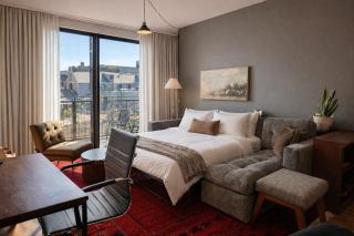 Walkers Point Designer 2BR · Prime Location with Balcony and Gym - 7