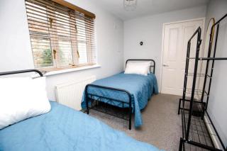 House Sleeps 4 with Parking and Garden - 8
