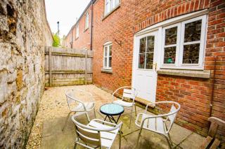 House Sleeps 4 with Parking and Garden - 7