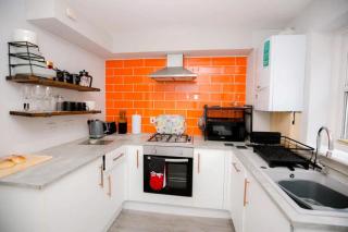 House Sleeps 4 with Parking and Garden - 2