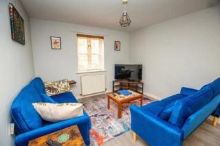 House Sleeps 4 with Parking and Garden - 6