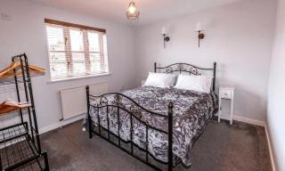 House Sleeps 4 with Parking and Garden - 9