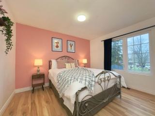 Bright Private Room in Large Home in Port Colborne - 1