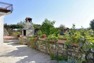 Shared gardened accommodation with bbq and sea view - 9