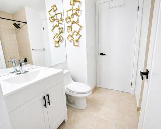2 Bedroom Condo With City Views and Free Parking - 4
