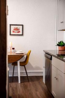 1BR Near Hospitals Walk to Park & Cafés - 4