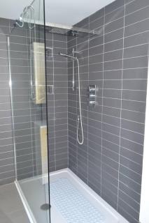Spacious en-suite with kingsize bed & rain shower - 6