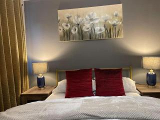 House Sleeps 6 with Garden and Parking - 3