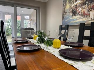House Sleeps 6 with Garden and Parking - 6