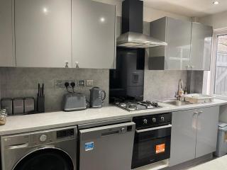 House Sleeps 6 with Garden and Parking - 4