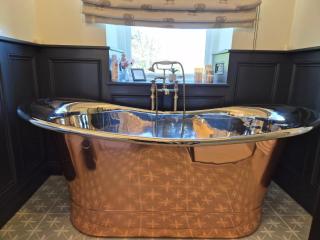 Boutique Riverside Retreat with Copper Bath - 9