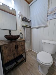 Cozy 1BR 1BA Cabin #4 Riverside Point Resort - 3