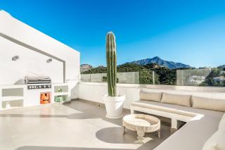 Modern La Quinta Duplex Penthouse w Solarium and BBQ - 9