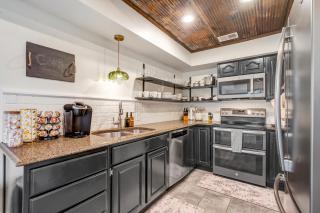 Balcony-BBQ-Firepit-FENCE-King-Full kitchen-Pets - 4