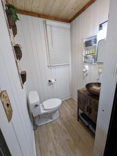 Cozy Studio Cabin #5 Riverside Point Resort - 3