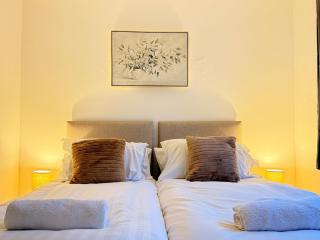 Modern 4 Bed Home Sleeps 6 Parking Garden Newcastle - 2