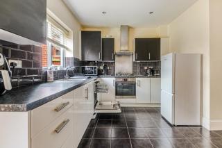 4BD Spacious detached House in Birmingham suitable for Contractors and family's with free parking on private drive sleeps 9 - 9