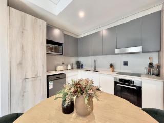 Executive Suite 204 - 7
