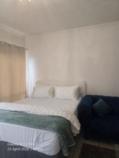Stylish Bachelor Pad in the Heart of Fourways 2 - 9