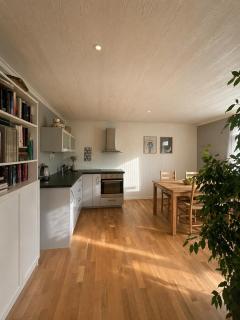 Modern & Cozy Apartment in Quiet Area, Free Parking - 9