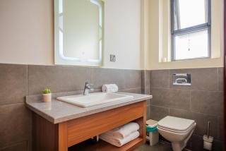 Quiet 2BR with Valley Views 10 Min to UN - 5