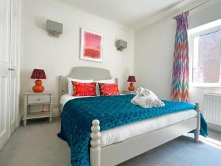 Split Level 2 Bed Apartment- Mayfair - 9
