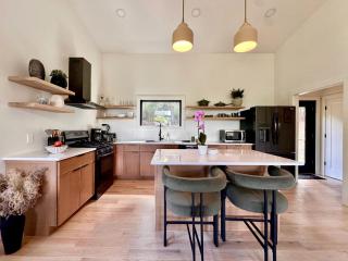 Modern Forest Retreat Near Barryville Sleeps 8 - 8