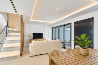 Entire house, rooftop saltwater pool - 1