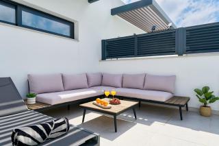 Entire house, rooftop saltwater pool - 6