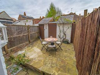 City Centre Cottage in Canterbury Courtyard Garden with Cathedral Views - 5