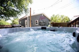 HotTub EpicGameRoom FirePit Farnam Fieldhouse - 0