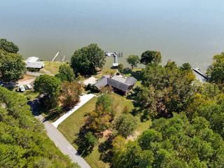 Scenic Lakehouse Getaway with Private Dock, Hot Tub, Fire Pit & Indoor Entertainment A Winter Paradise! - 9