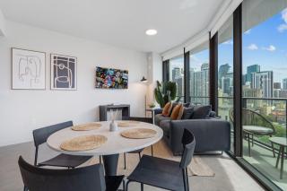 Central Downtown Stay with Beautiful City Views - 7