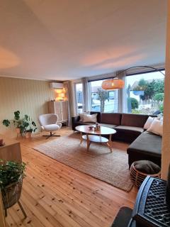 Family-friendly townhouse with garden, sleeps 7 - 0
