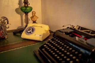 Vintage Gallery Apartment with Antique Touch - 4