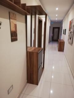Modern room in prime area for beaches & nightlife! -Fast & easy self check in -Independent access -No Family sharing -Private Bathroom Option - St. Julianʼs - 4