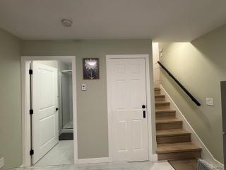 Private Bachelor Suite Near PNE - 8