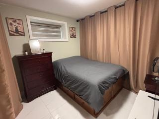 Private Bachelor Suite Near PNE - 5