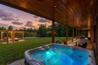 Pickleball - Hot Tub - River - Hike - 4 King Beds - 8