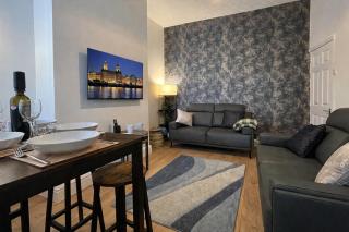 Spacious 4BR House, Sleeps 7, 2 Baths, Parking - 0