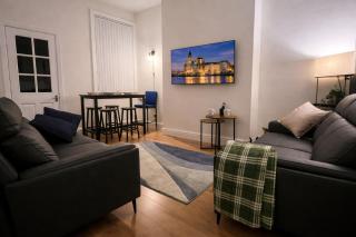 Spacious 4BR House, Sleeps 7, 2 Baths, Parking - 5
